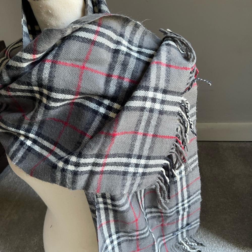 Authentic Burberrys vintage nova check grey scarf (WN13) - Picture 4 of 6